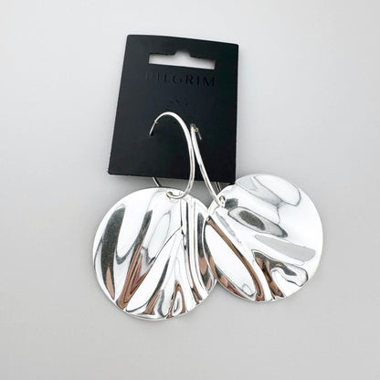 Duże kolczyki dyski Pilgrim z lustrzaną, falującą powierzchnią i rzeźbiarskim efektem