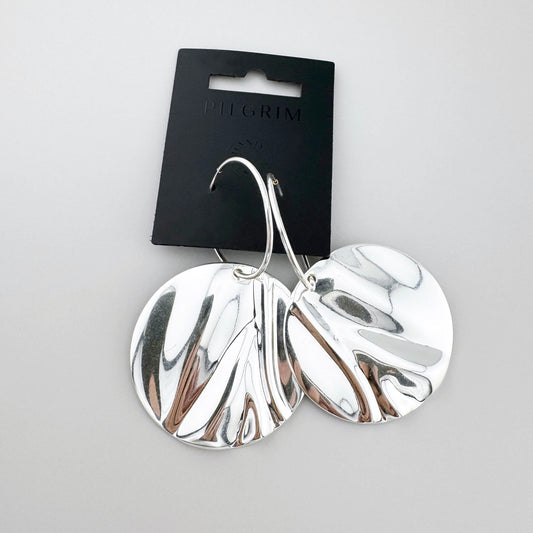 Duże kolczyki dyski Pilgrim z lustrzaną, falującą powierzchnią i rzeźbiarskim efektem