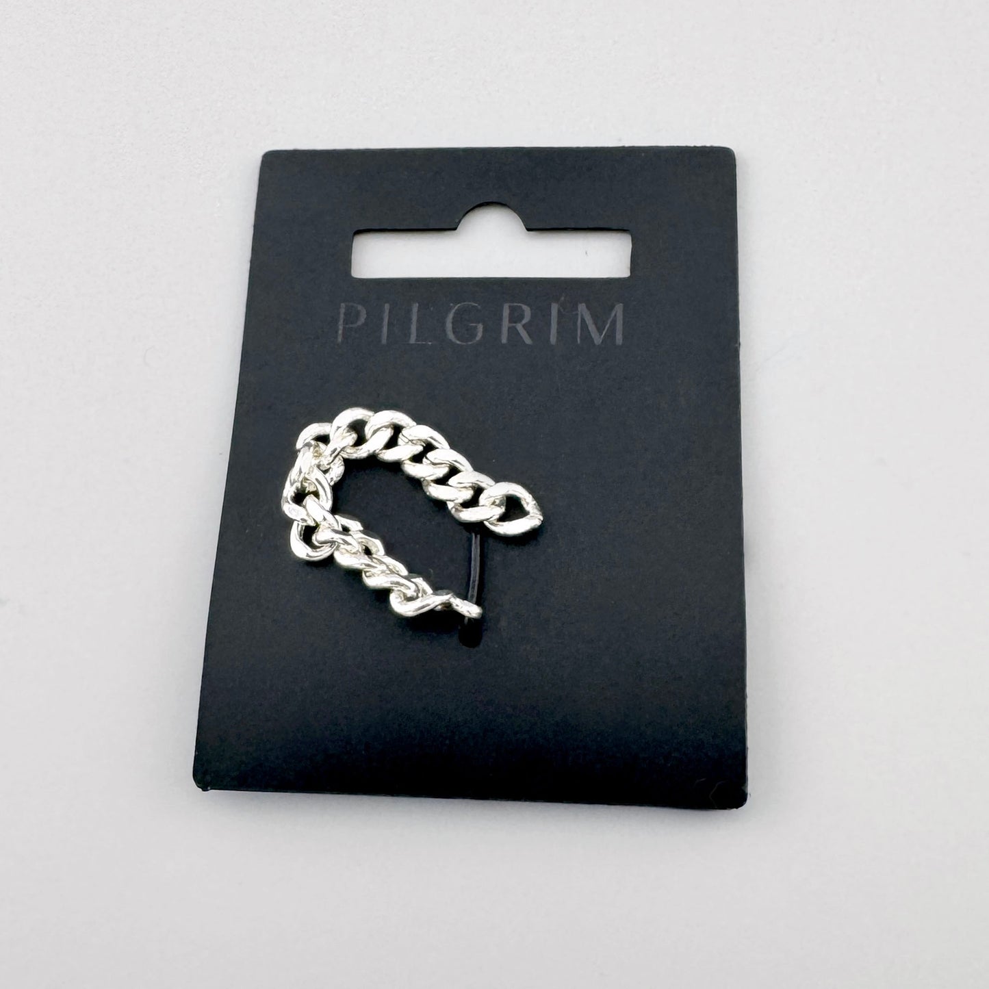 Zawieszka łańcuch do kolczyka Pilgrim na markowym opakowaniu