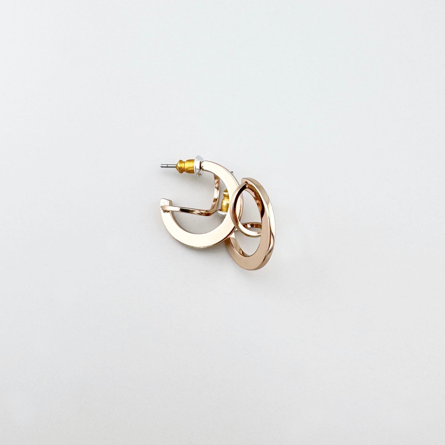 Vergoldete Pilgrim-Creolen mit Spiegelglanz, klare Halbkreisform und gleichmäßige Stärke