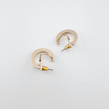 Kolczyki koła Pilgrim złocone, gładka lustrzana powierzchnia i czyste linie półokręgu