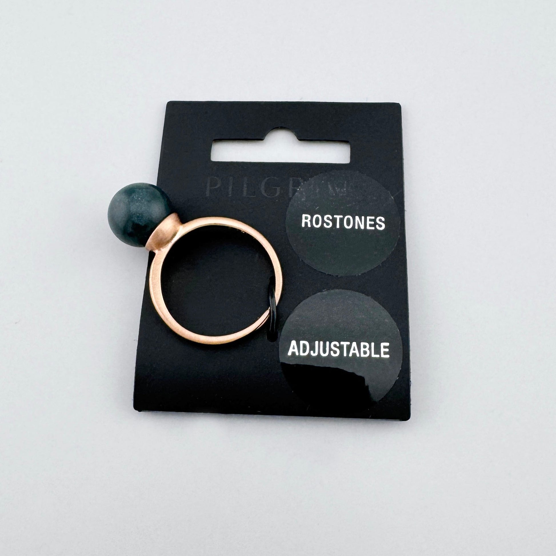 Pierścionek z zielonym kamieniem Pilgrim na opakowaniu z regulowaną obrączką