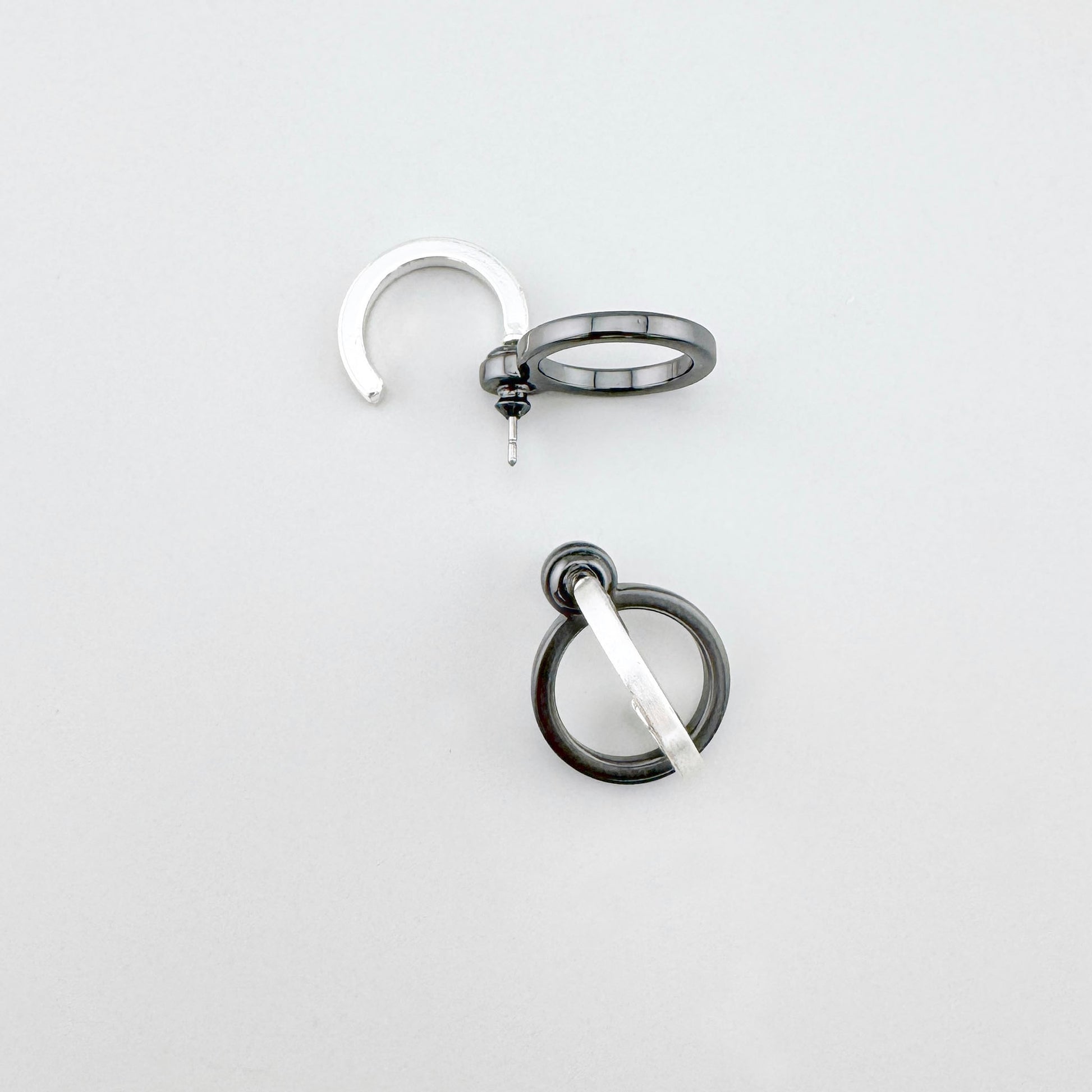 Boucles argent et noir à anneaux entrelacés avec style industriel