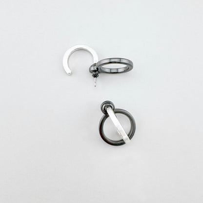 Boucles argent et noir à anneaux entrelacés avec style industriel
