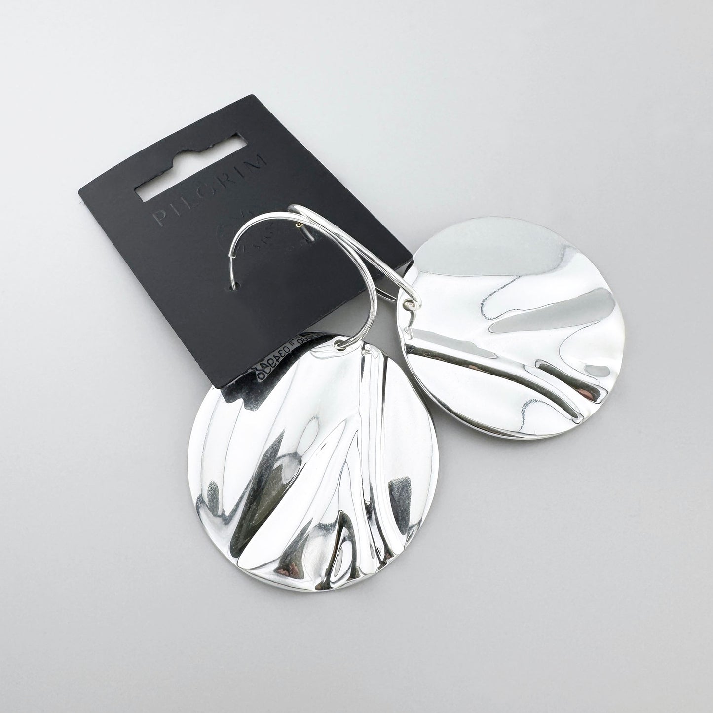Великі сережки-диски Pilgrim із дзеркальним блиском і хвилястим рельєфом, сучасний акцент
