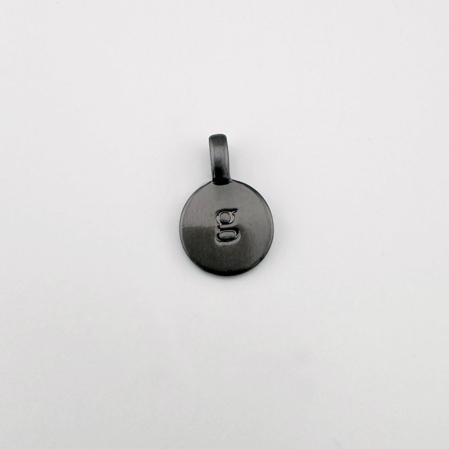 Zawieszka litera g Pilgrim w grafitowym odcieniu o matowym połysku