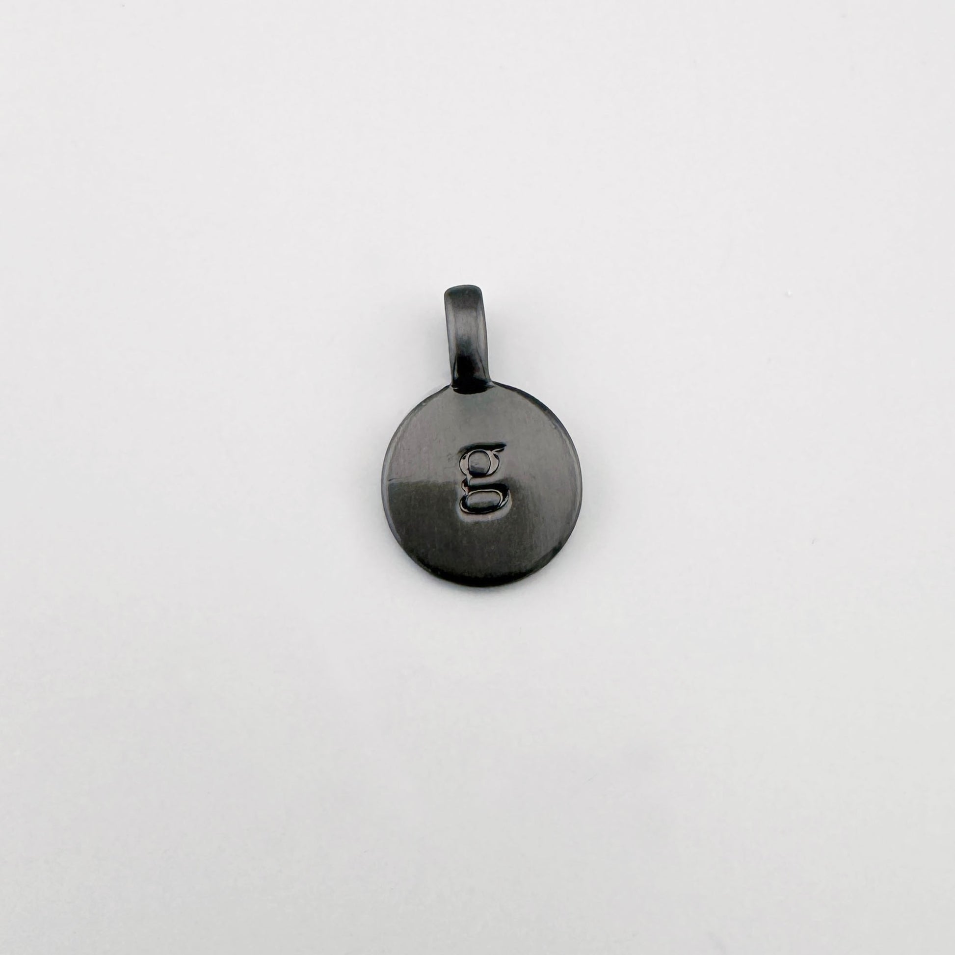 Zawieszka litera g Pilgrim w grafitowym odcieniu o matowym połysku