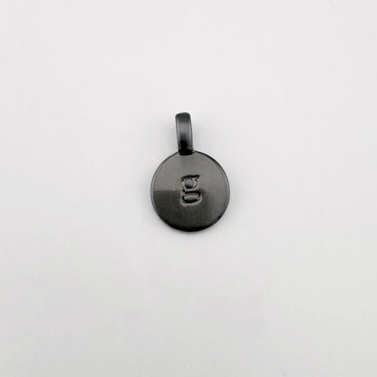 Zawieszka litera g Pilgrim w grafitowym odcieniu o matowym połysku