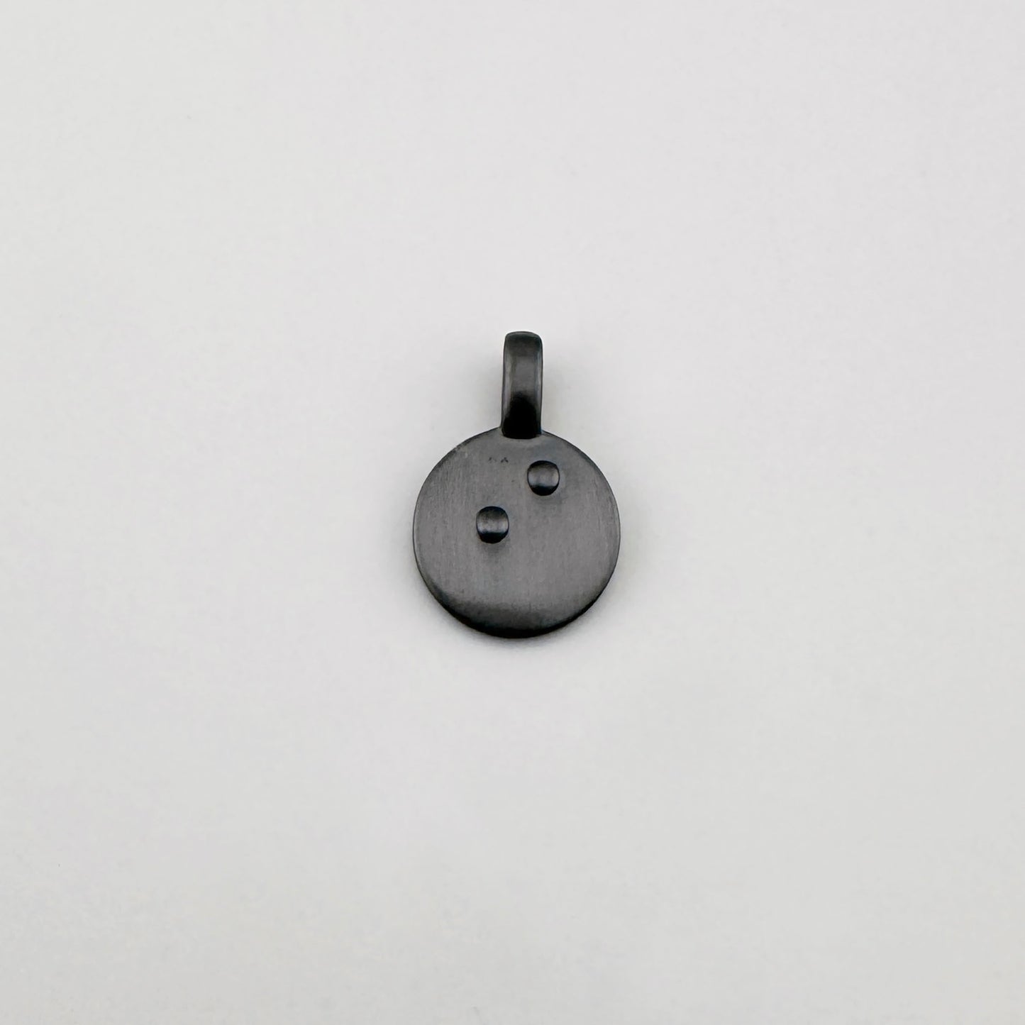 Buchstabenanhaenger I von Pilgrim in dunklem Graphit auf hellem Hintergrund