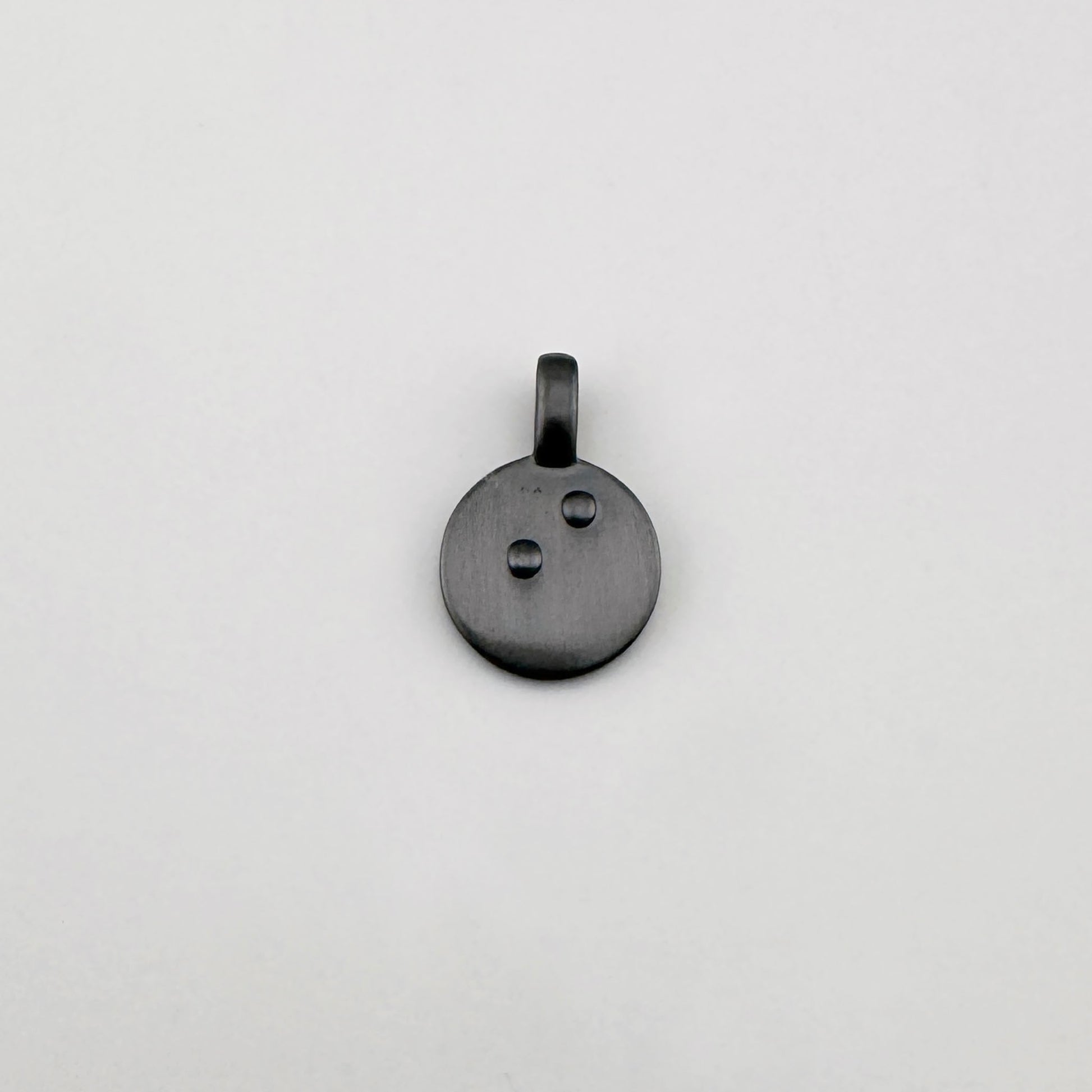 Buchstabenanhaenger I von Pilgrim in dunklem Graphit auf hellem Hintergrund