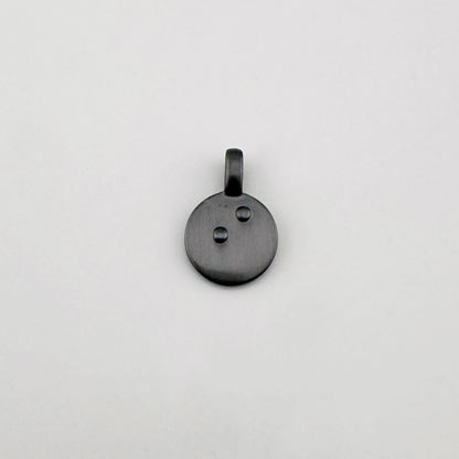 Buchstabenanhaenger I von Pilgrim in dunklem Graphit auf hellem Hintergrund