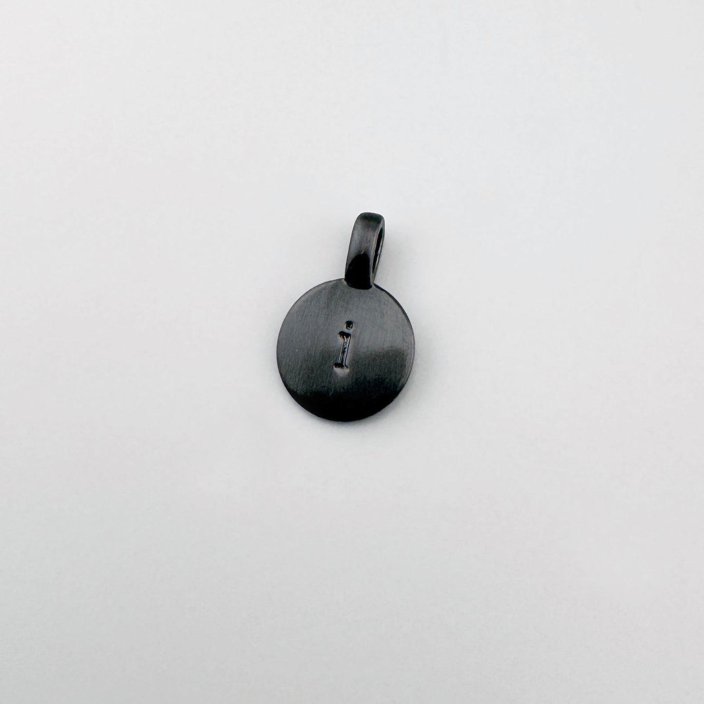 Grafitowa zawieszka litera I Pilgrim o szczotkowanym wykończeniu
