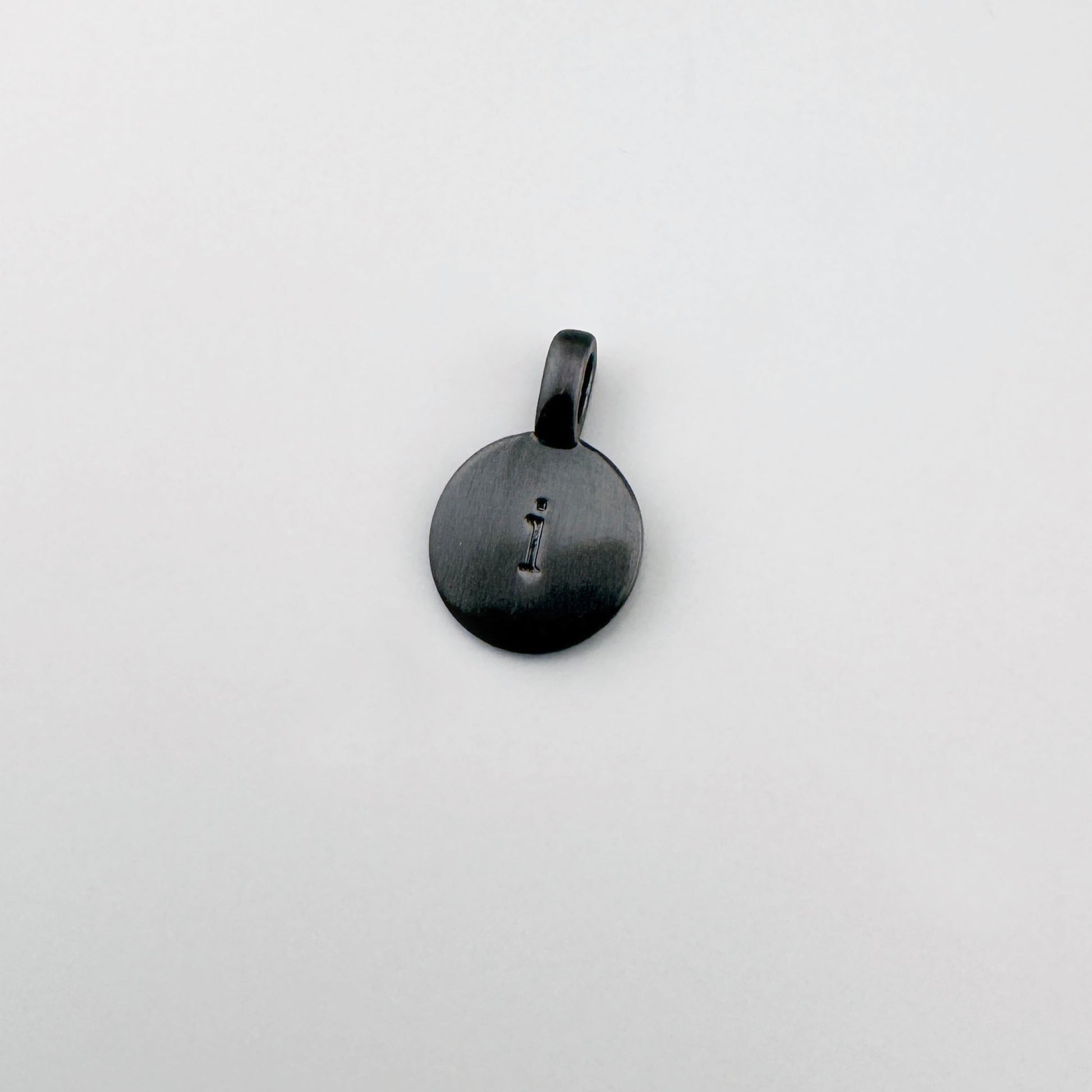 Grafitowa zawieszka litera I Pilgrim o szczotkowanym wykończeniu