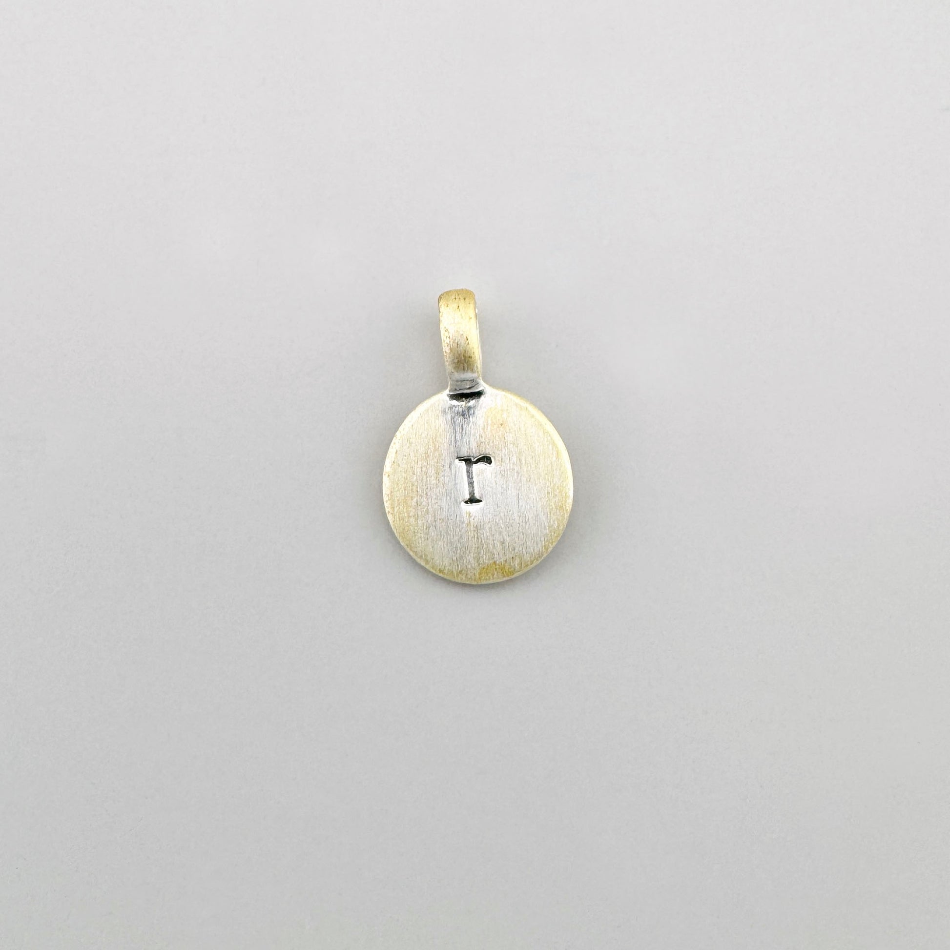 Zawieszka litera r Pilgrim o szczotkowanym wykończeniu i subtelnym grawerunku