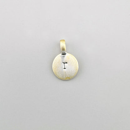 Zawieszka litera r Pilgrim o szczotkowanym wykończeniu i subtelnym grawerunku