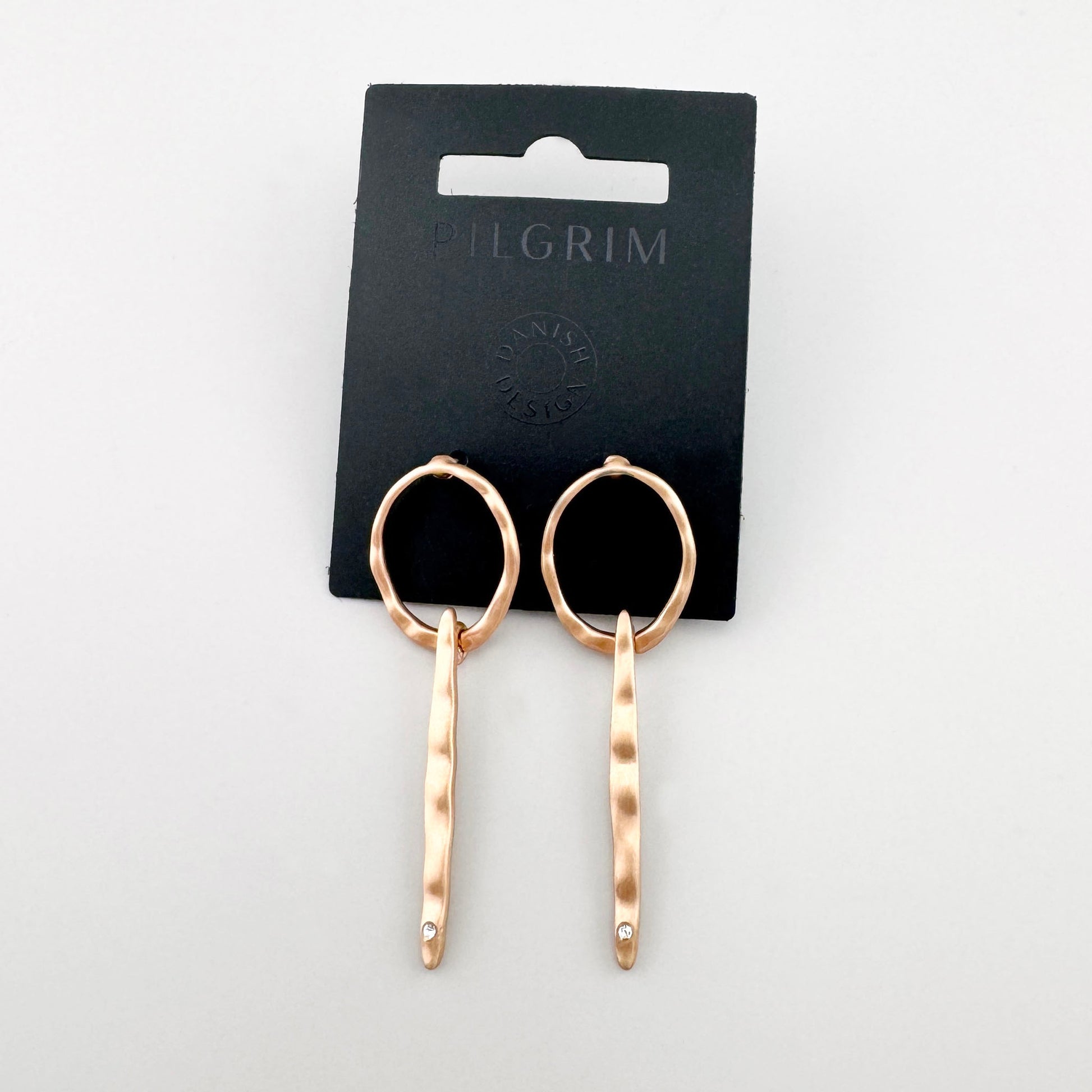 Pilgrim Creolen in warmem Gold mit feiner Hammerschlagstruktur und kleinem Kristallakzent