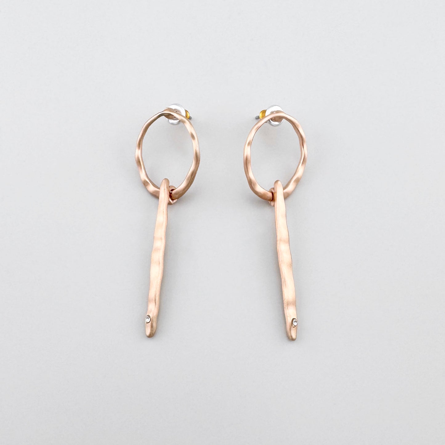 Długie kolczyki Pilgrim w ciepłym złocie z młotkowaną fakturą i drobnym kryształem na końcu