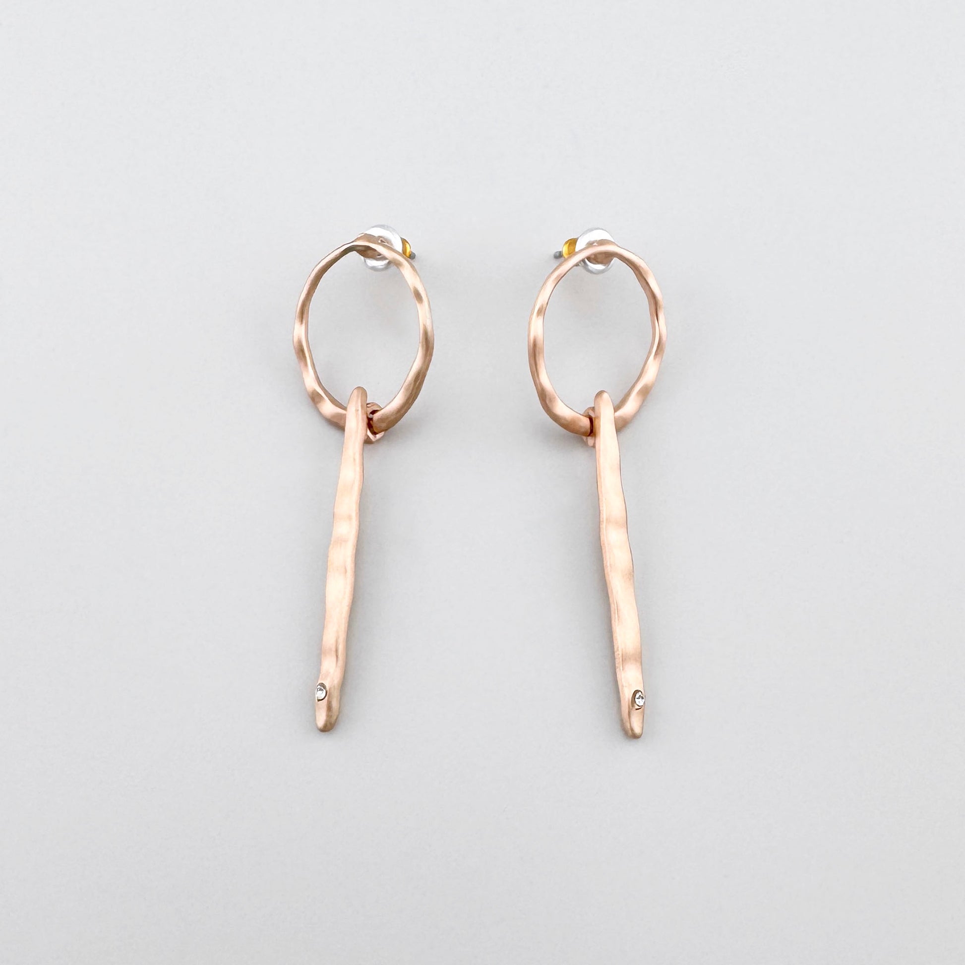 Długie kolczyki Pilgrim w ciepłym złocie z młotkowaną fakturą i drobnym kryształem na końcu