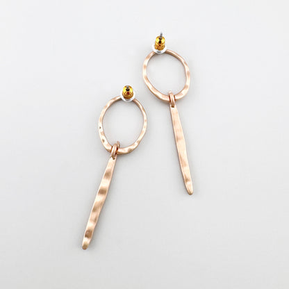 Créoles longues Pilgrim dorées, texture martelée discrète et petit cristal en terminaison