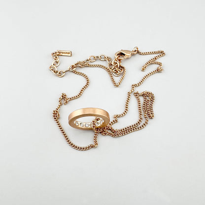 Collier Pilgrim avec pendentif rond et cristaux discrets au style minimaliste