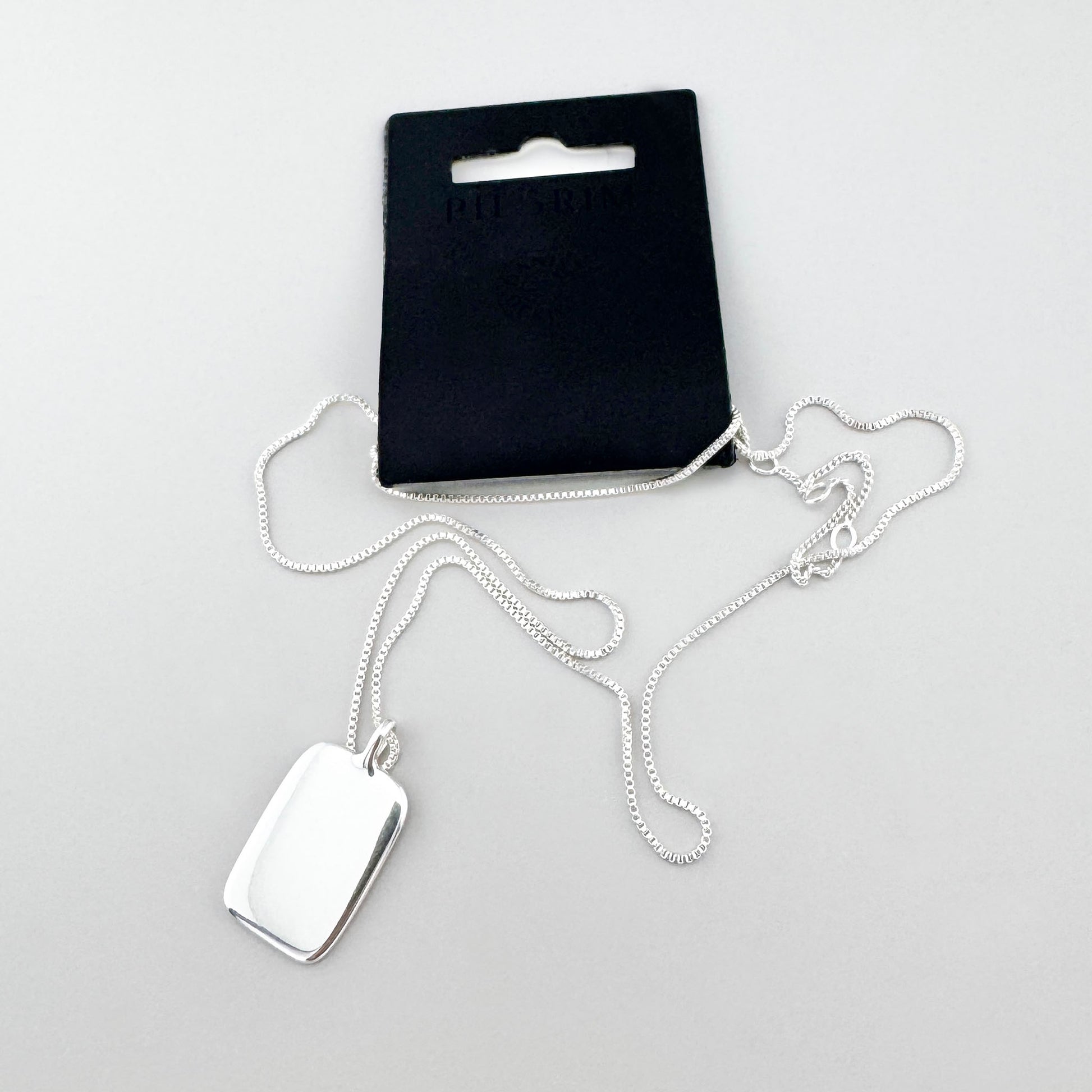 Collar Pilgrim con colgante rectangular de diseño moderno y sutil