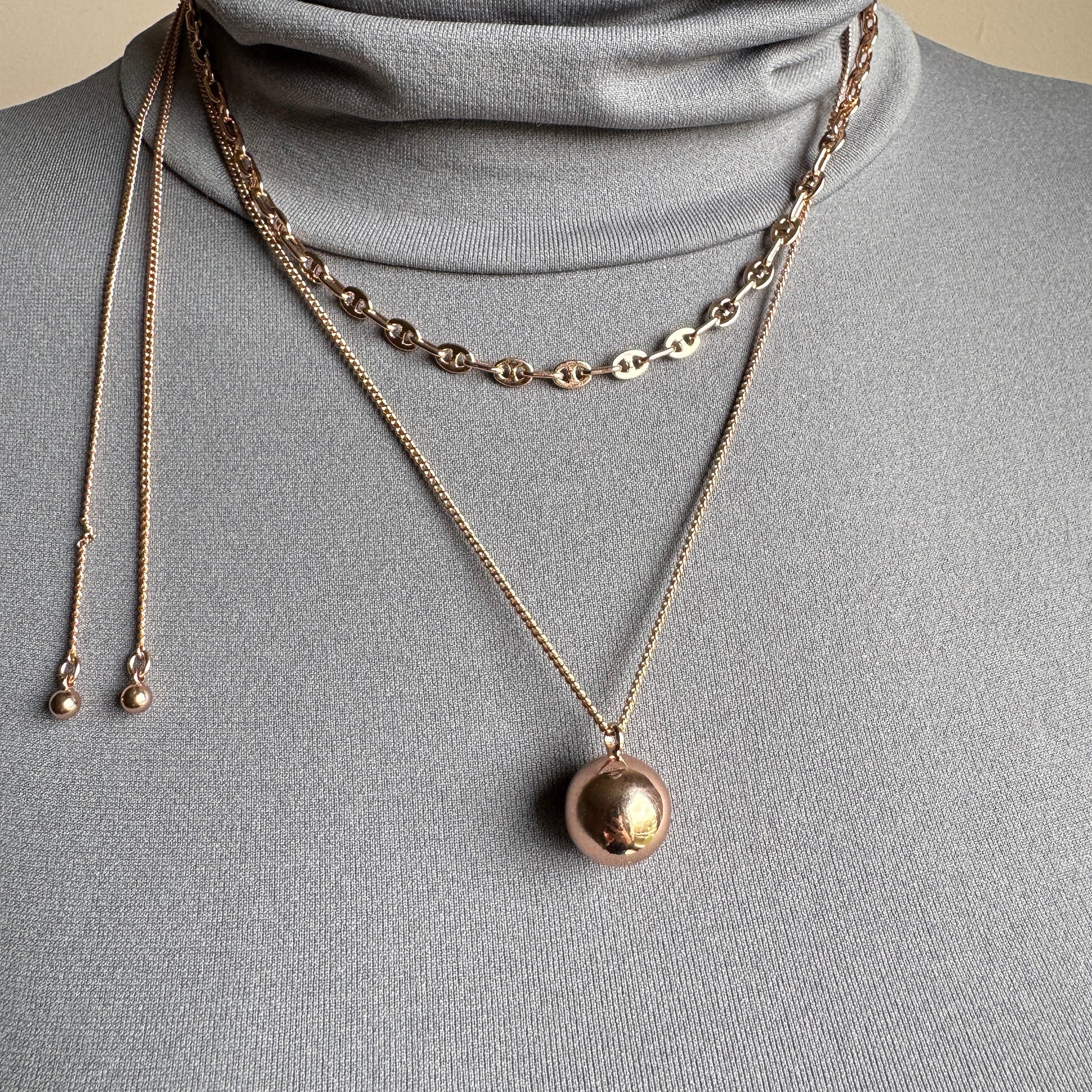 legant Pilgrim necklace set with shining sphere and chain on neckline