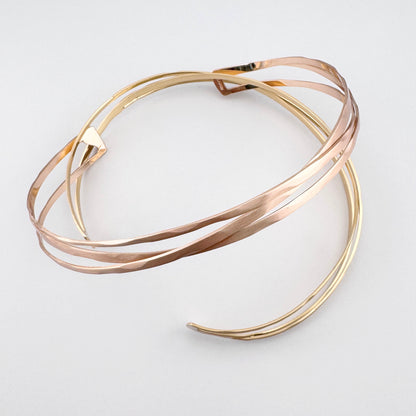 Naszyjnik otwarty rose gold Pilgrim o młotkowanej fakturze i geometrycznej formie