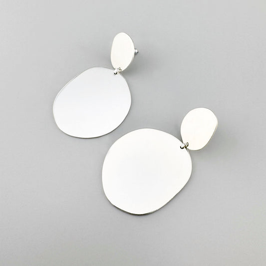 Kolczyki Pilgrim z dwoma nieregularnymi owalami, lśniące i nowoczesne w minimalistycznym stylu