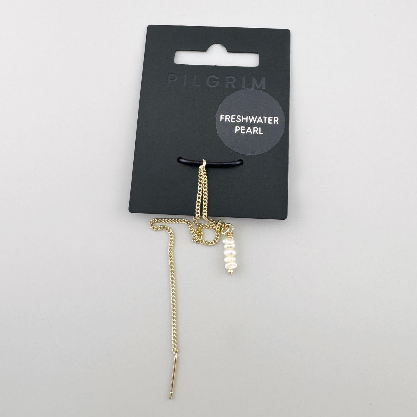 Zawieszka do kolczyka z perłami Pilgrim na markowym opakowaniu z długim łańcuszkiem