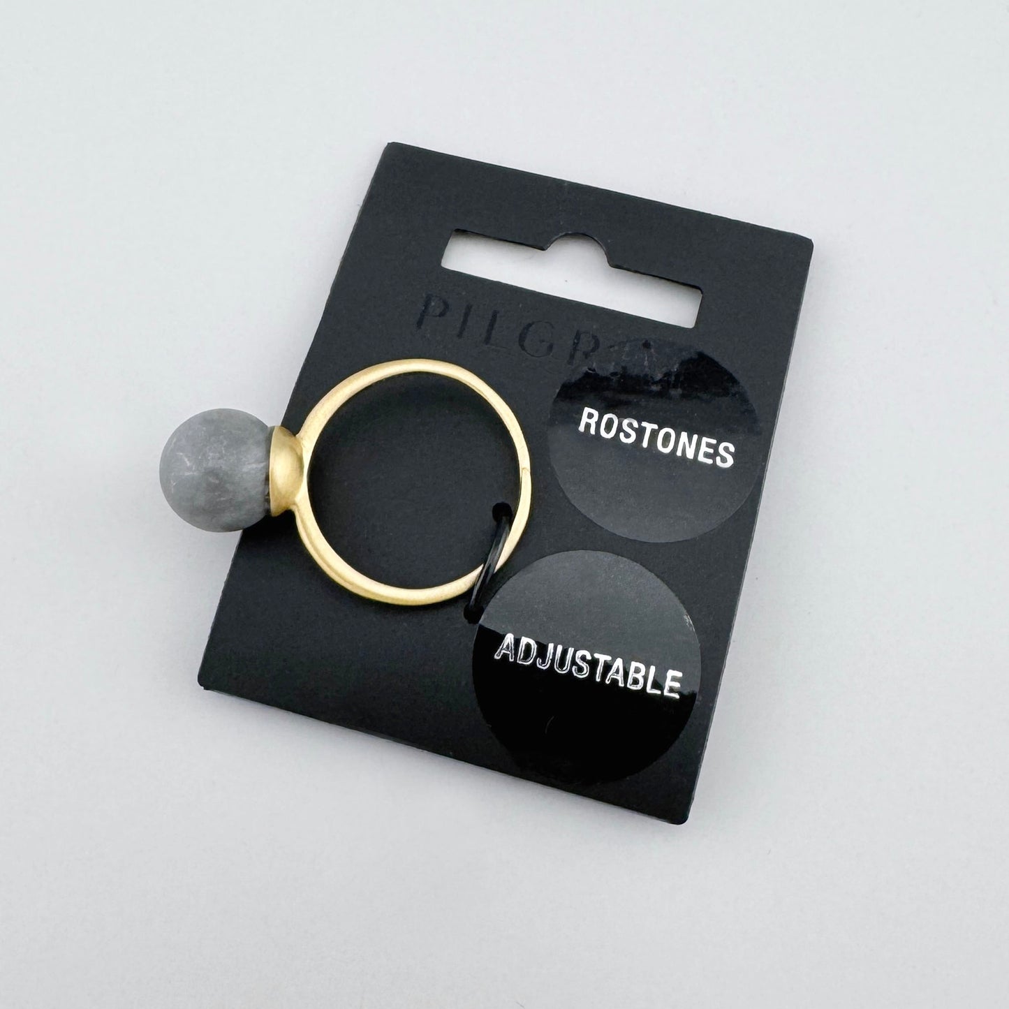 Pierścionek Pilgrim z matowym, szarym kamieniem na markowym opakowaniu