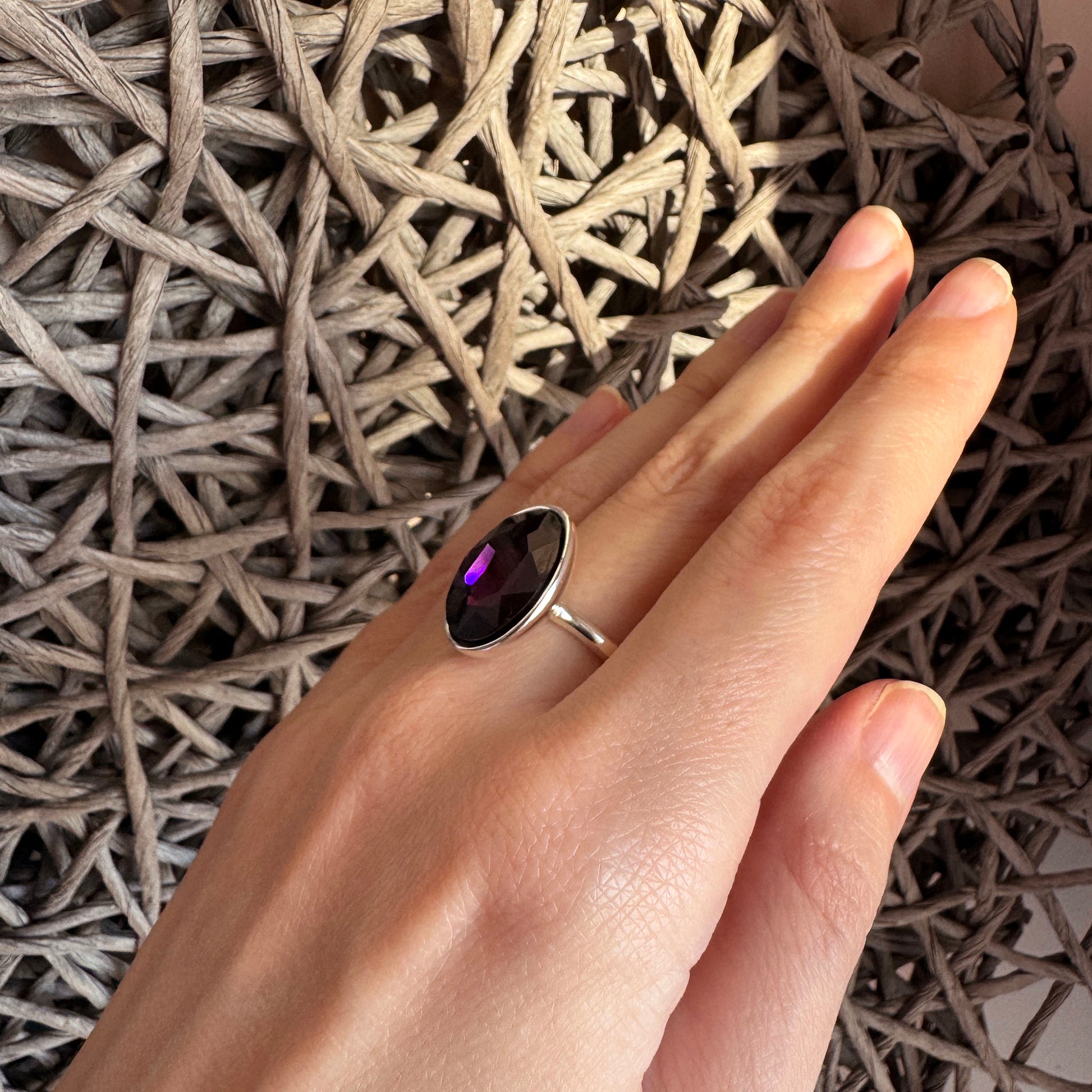 Pilgrim Ring am Finger mit facettiertem violettem Stein und kühlem Glanz