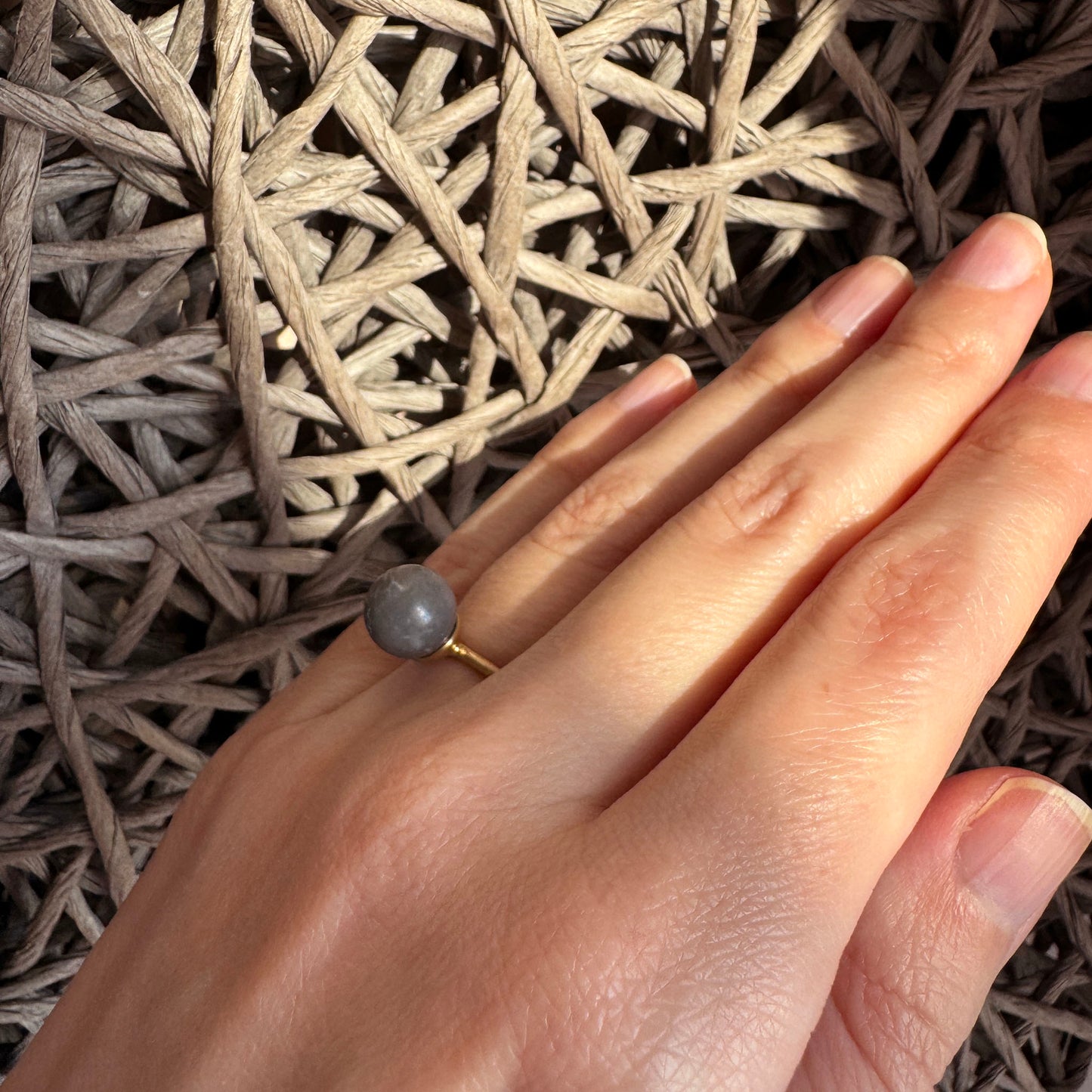 Pilgrim Ring am Finger mit mattem grauen Stein und Goldton