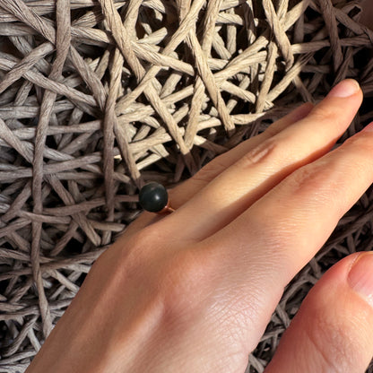 Wendbarer Pilgrim Ring am Finger mit dunkelgrünem Stein und Goldton