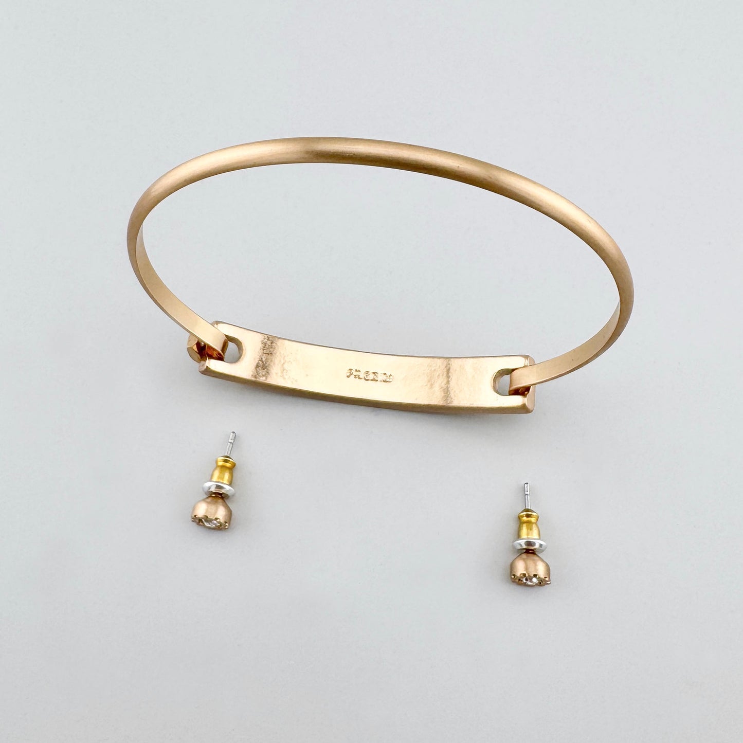 Набор Pilgrim с браслетом с кристаллами и маленькими серьгами на светлом фоне