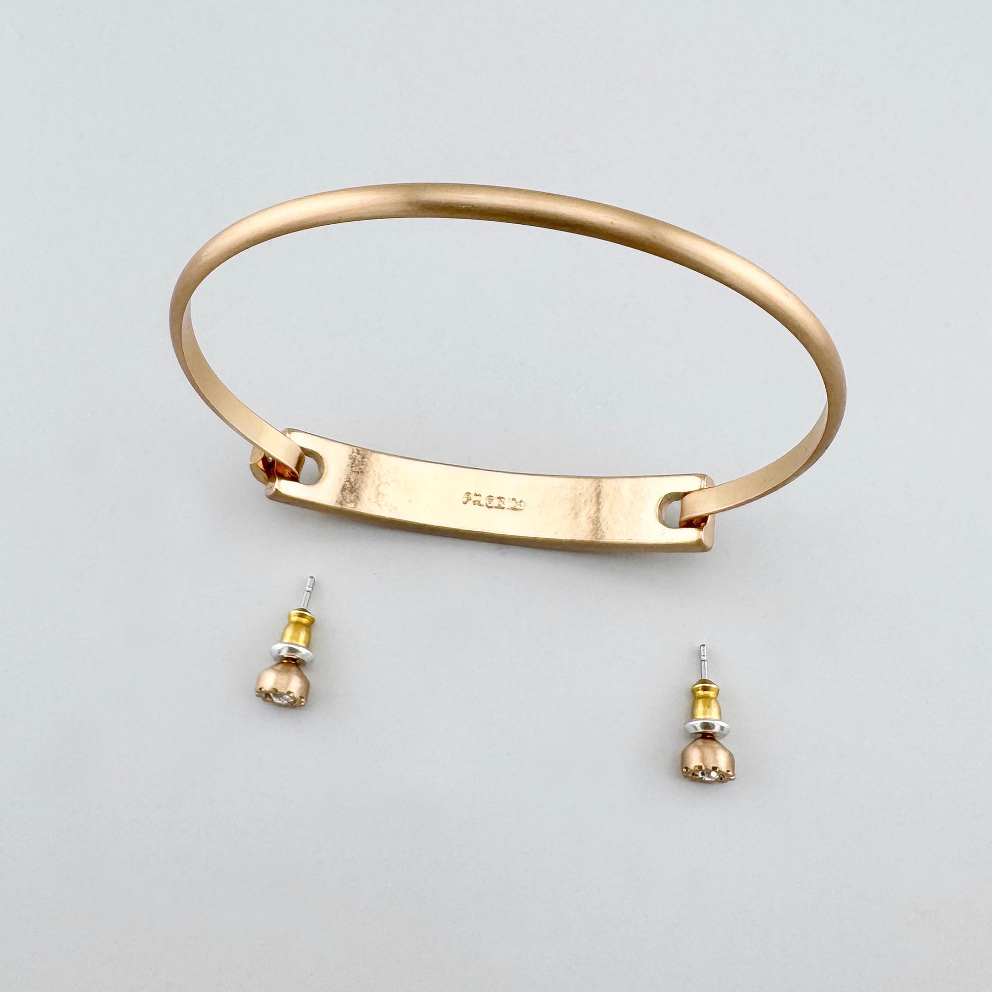 Набор Pilgrim с браслетом с кристаллами и маленькими серьгами на светлом фоне