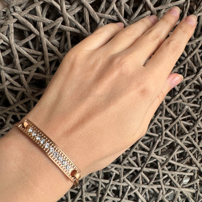 Conjunto de joyas Pilgrim con pulsera de cristales y pendientes delicados en tonos dorados