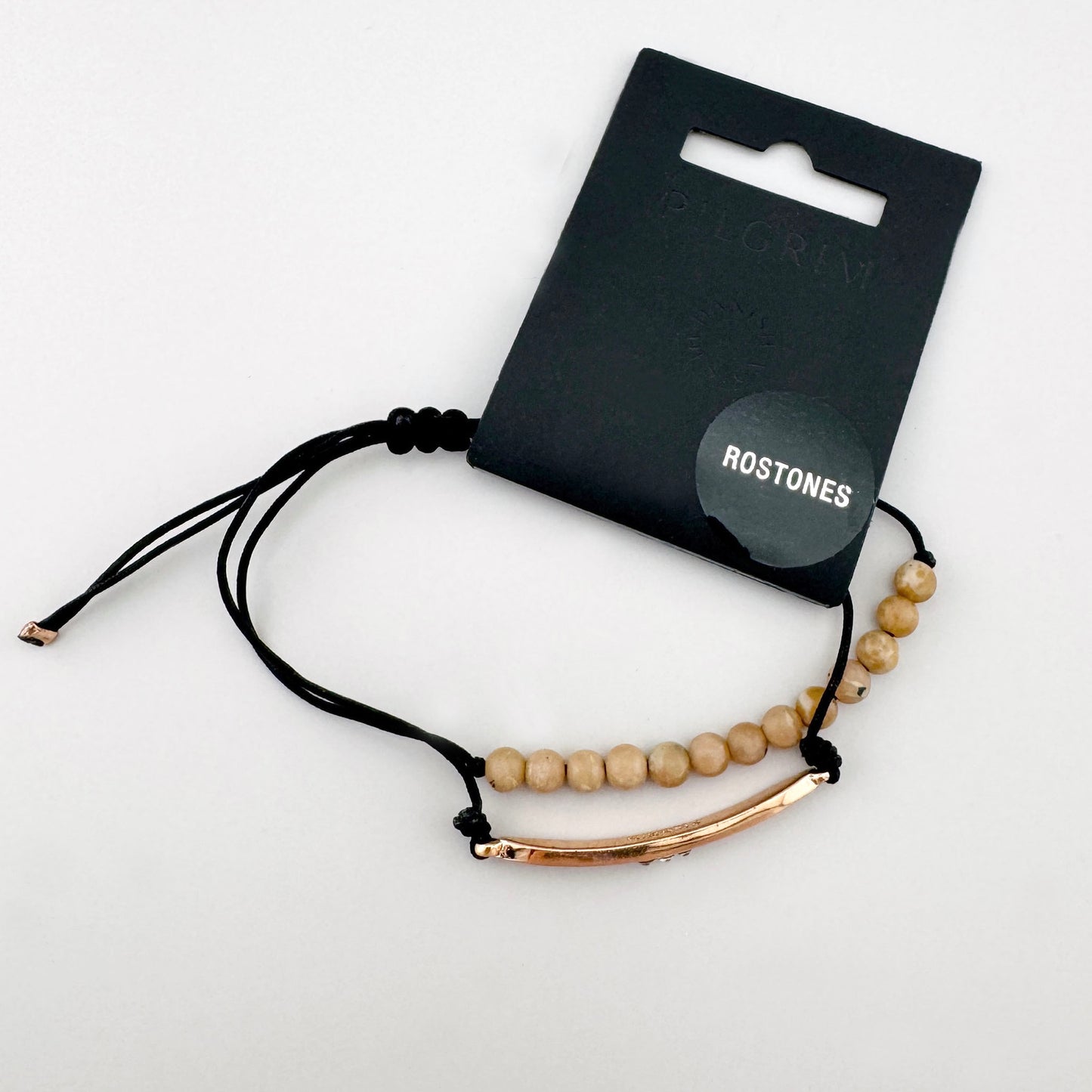 Armband mit Natursteinen auf schwarzem Band mit feinem roségoldfarbenem Akzent