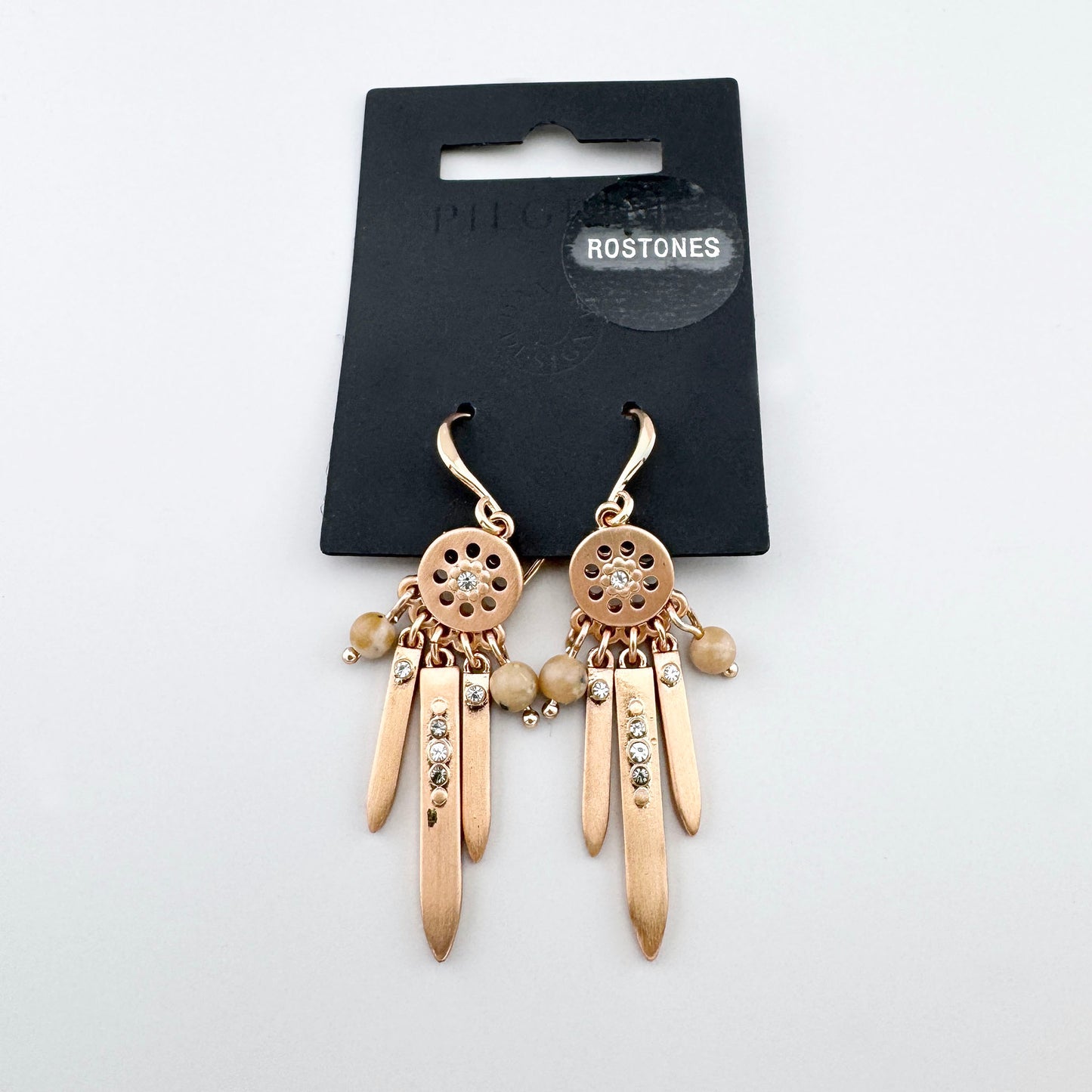 Ażurowe kolczyki Pilgrim z cyrkoniami i podłużnymi zawieszkami, lekki ruch