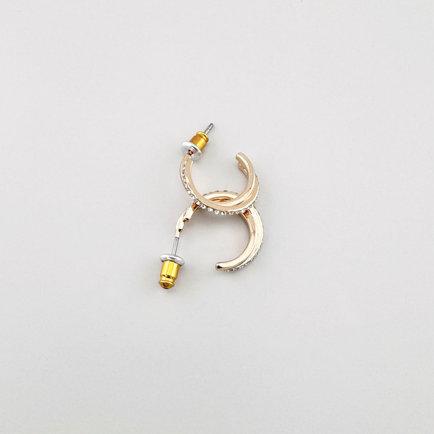 Kolczyki koła z cyrkoniami Pilgrim w ciepłym złocie, lustrzana powierzchnia i równy rząd kamieni