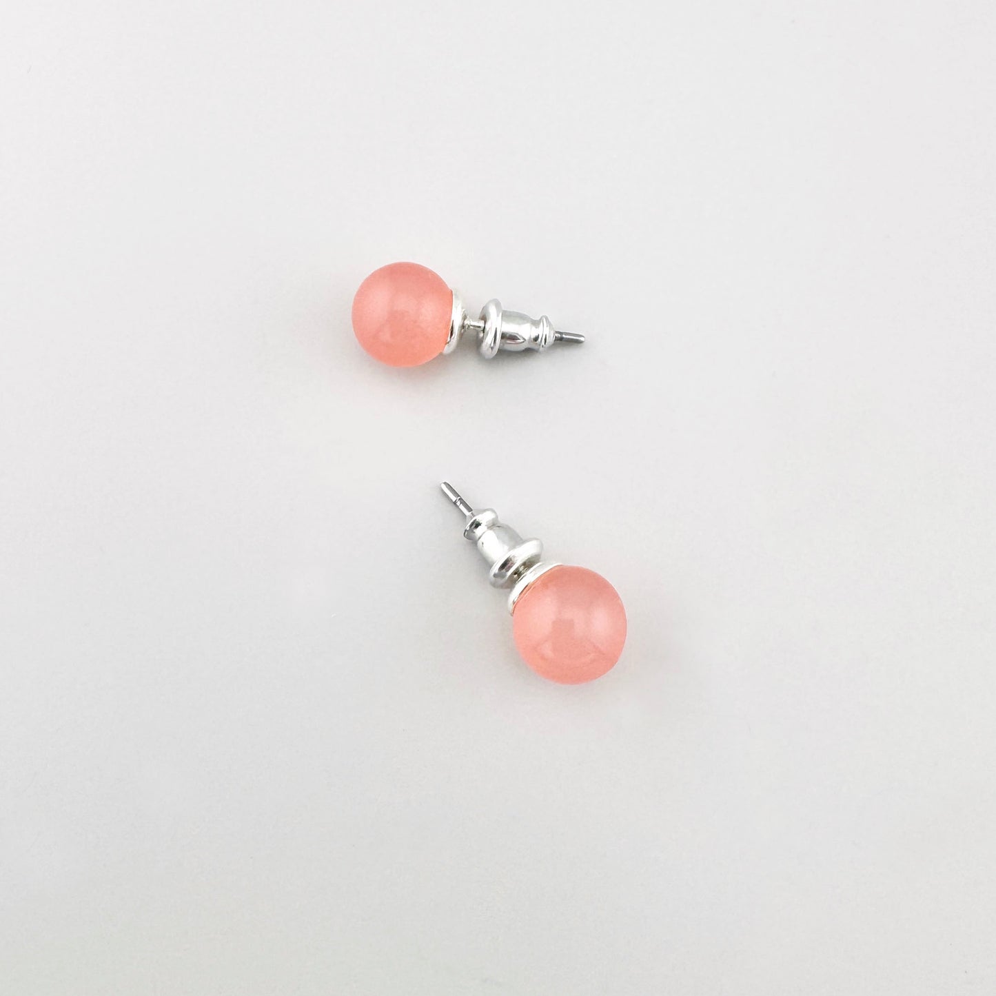 Różowe kolczyki kule Pilgrim z półprzezroczystym blaskiem i chłodną srebrną oprawą