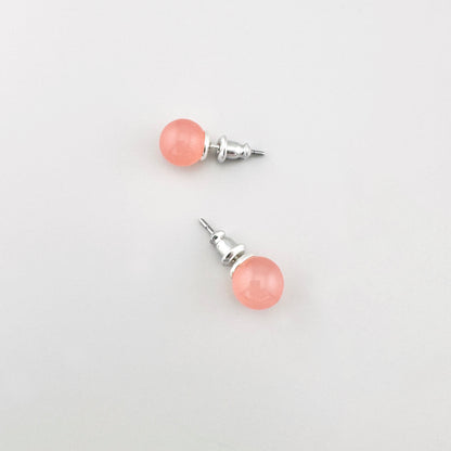 Różowe kolczyki kule Pilgrim z półprzezroczystym blaskiem i chłodną srebrną oprawą