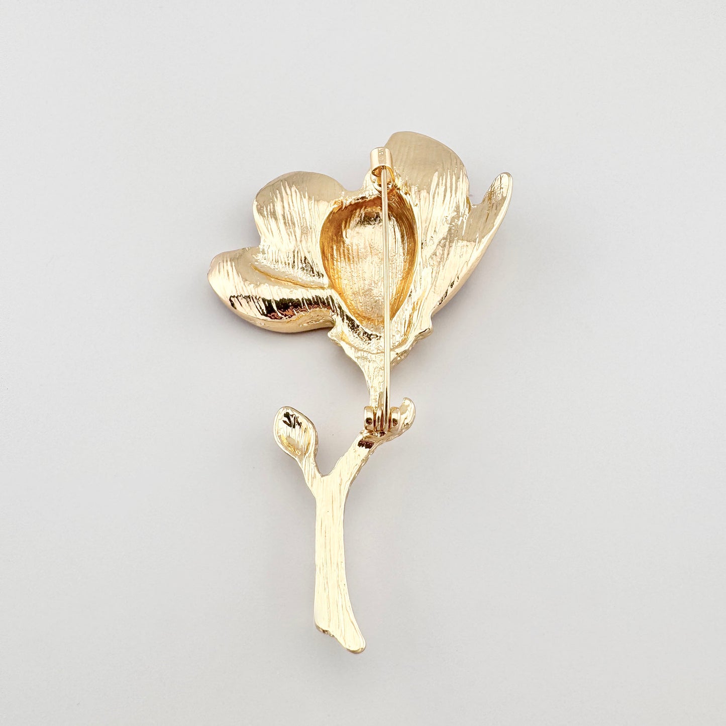 Broche fleur rose Sonata avec dos doré et silhouette florale délicate