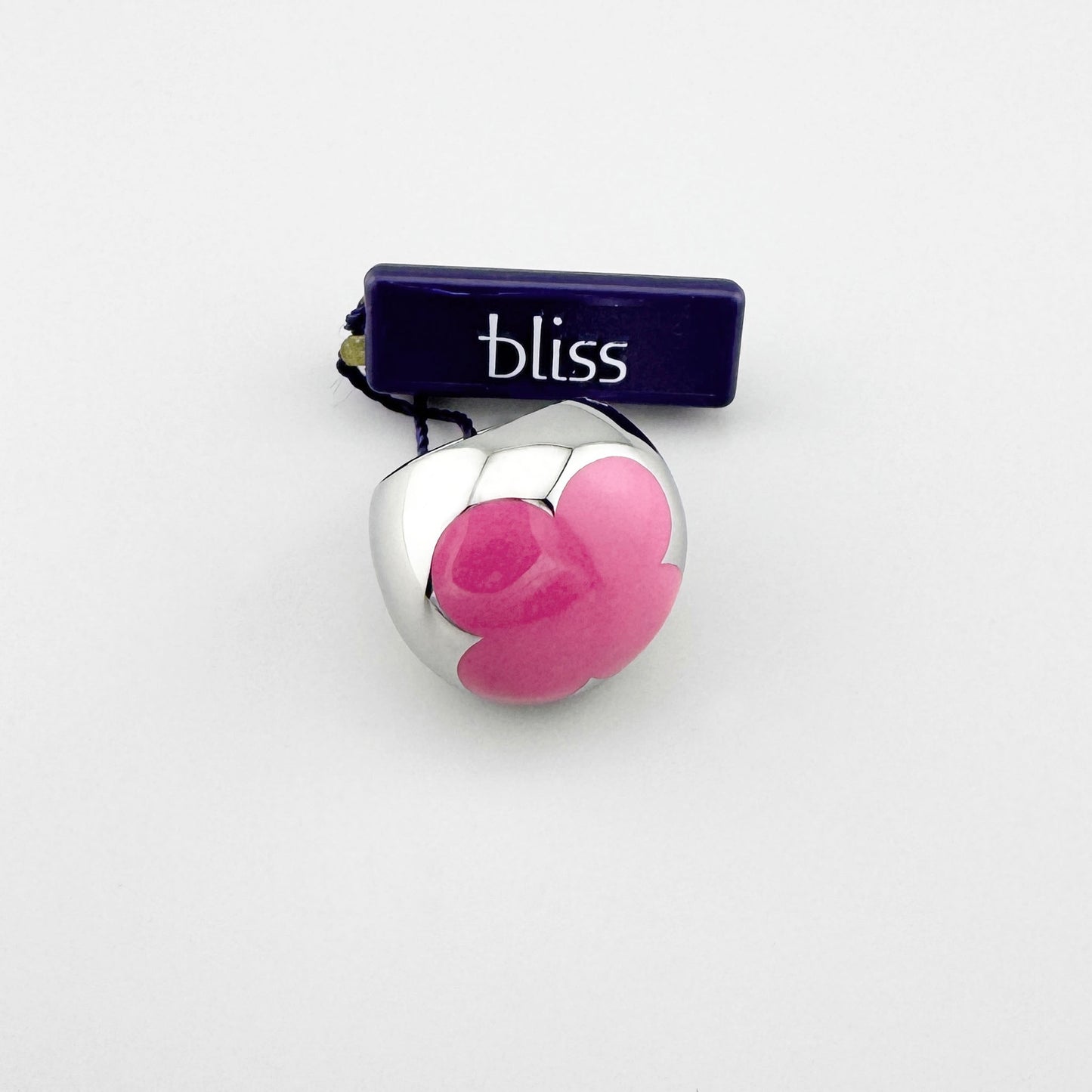 Pierścionek Bliss Gioielli z różowym kwiatem emalii na szerokiej obrączce