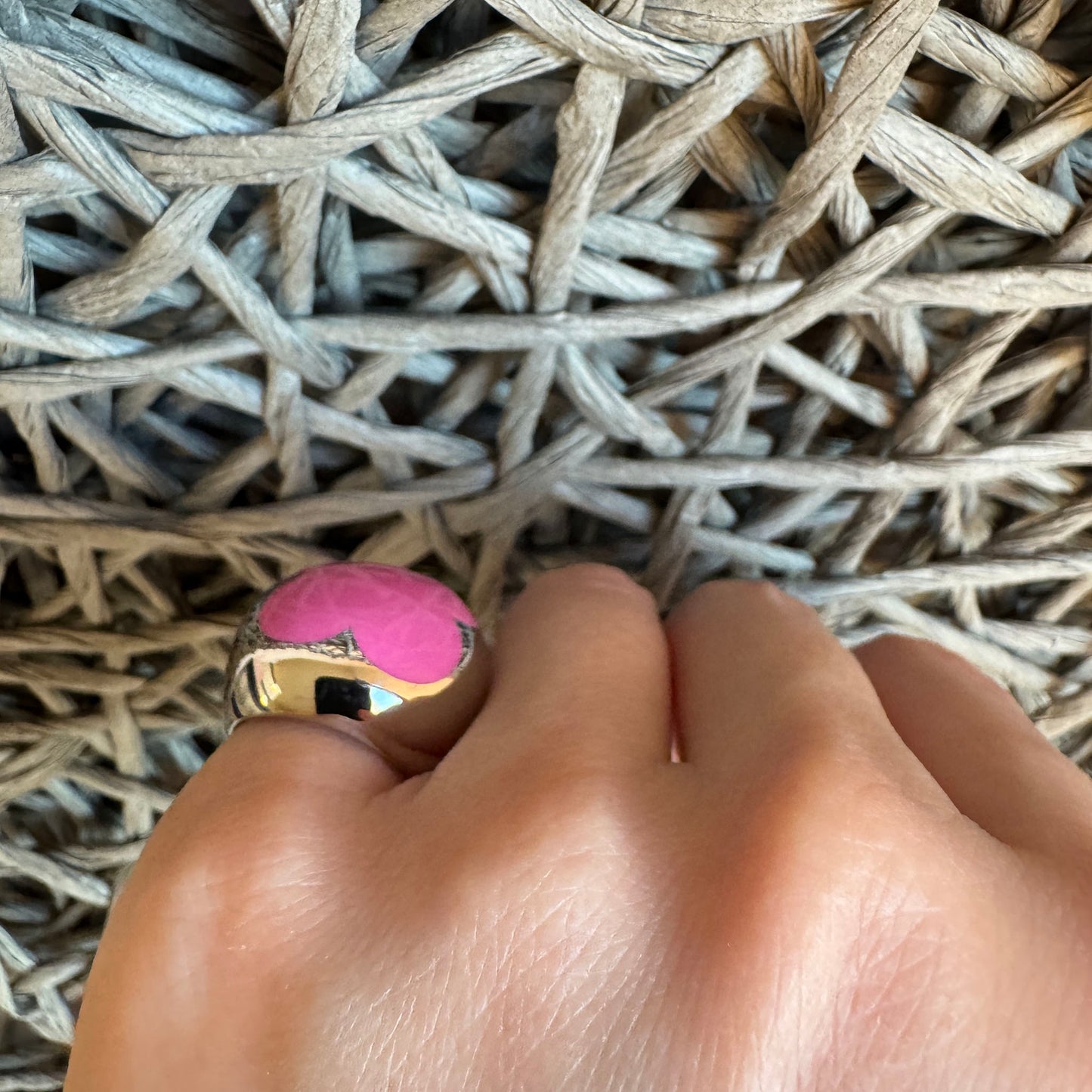 Bague Bliss Gioielli avec fleur rose émaillée portée à la main