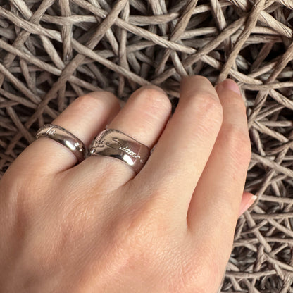 Gravierter Silberring Bliss Gioielli am Finger mit glatter, glänzender Form
