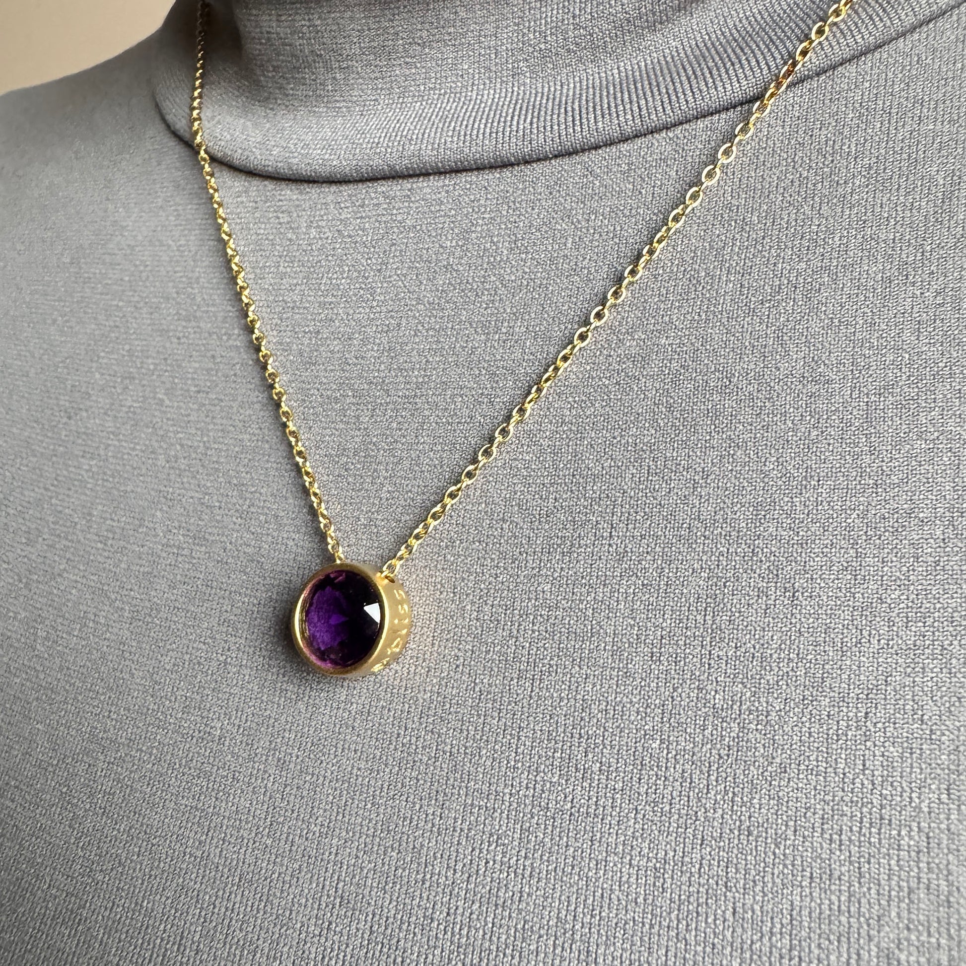 Halskette mit violettem Quarz Bliss Gioielli mit ovalem Anhaenger im Detail