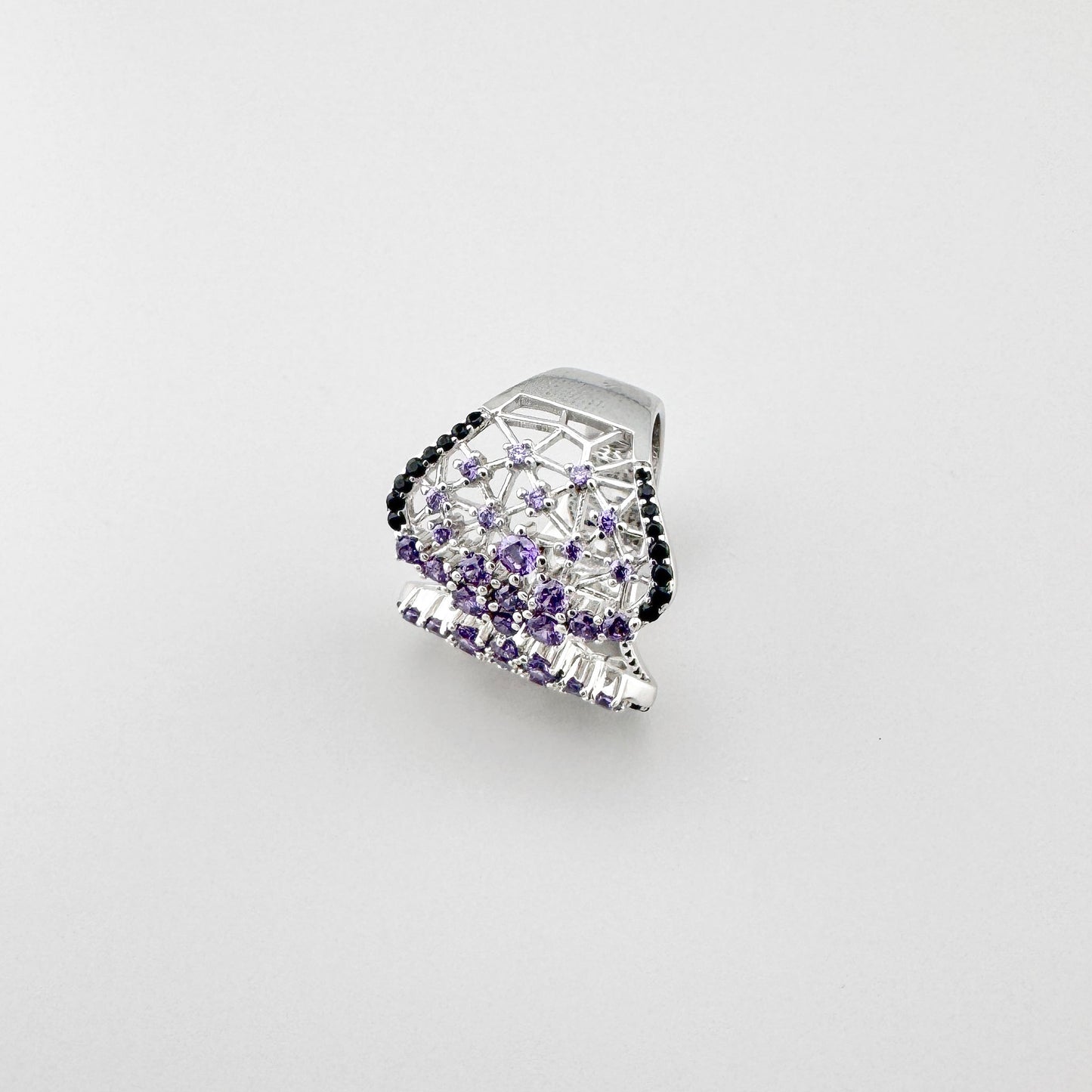 Anillo Bliss Gioielli de plata con piedras violetas en diseño ancho