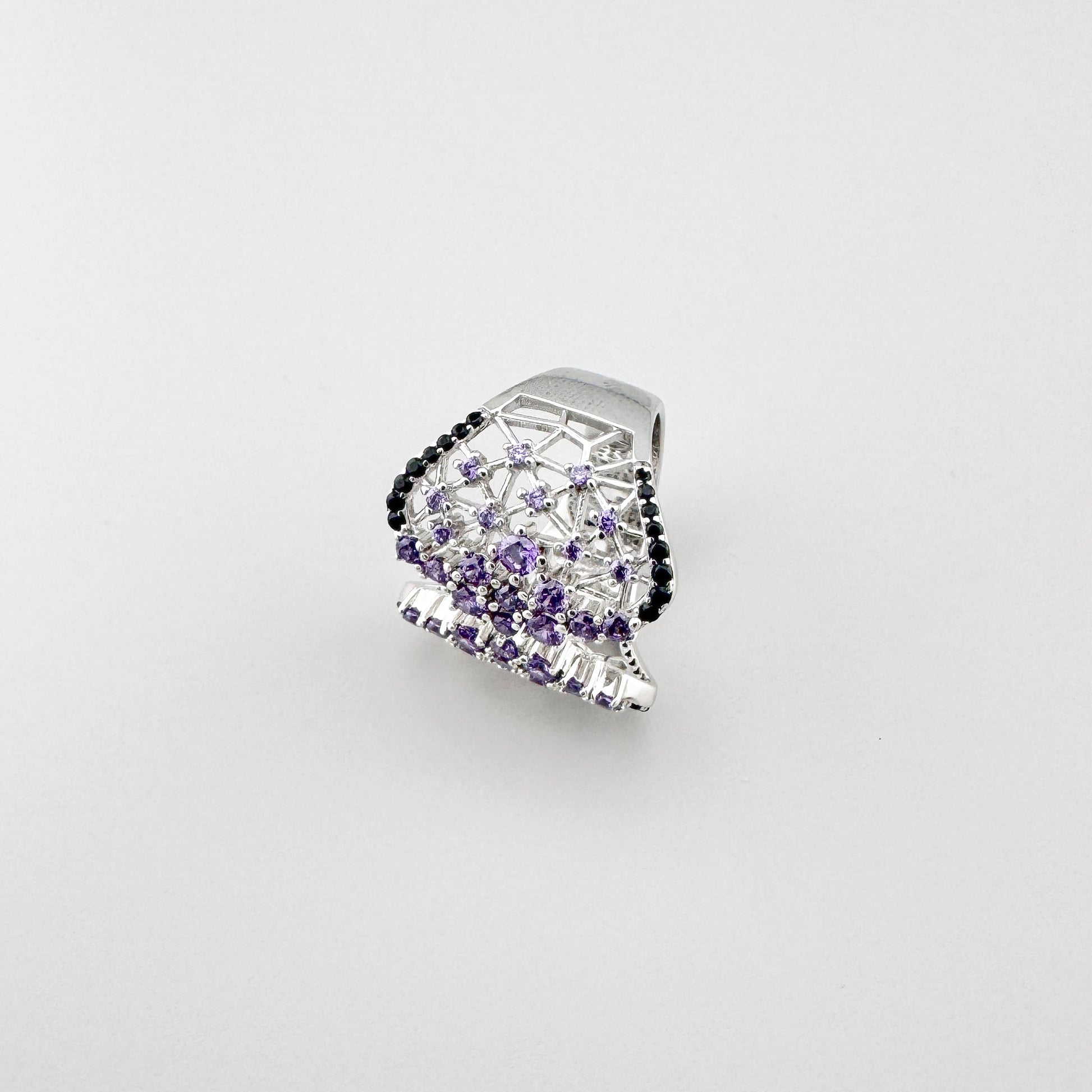 Anillo Bliss Gioielli de plata con piedras violetas en diseño ancho