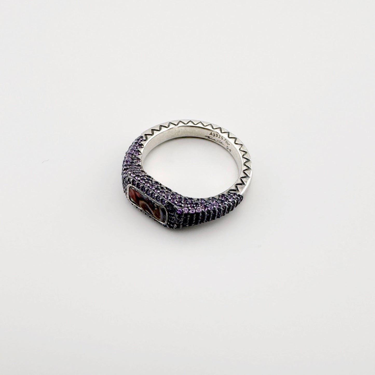 Silberring von Thomas Sabo mit Perlmutt und pflaumenfarbenen Zirkonia in der Draufsicht