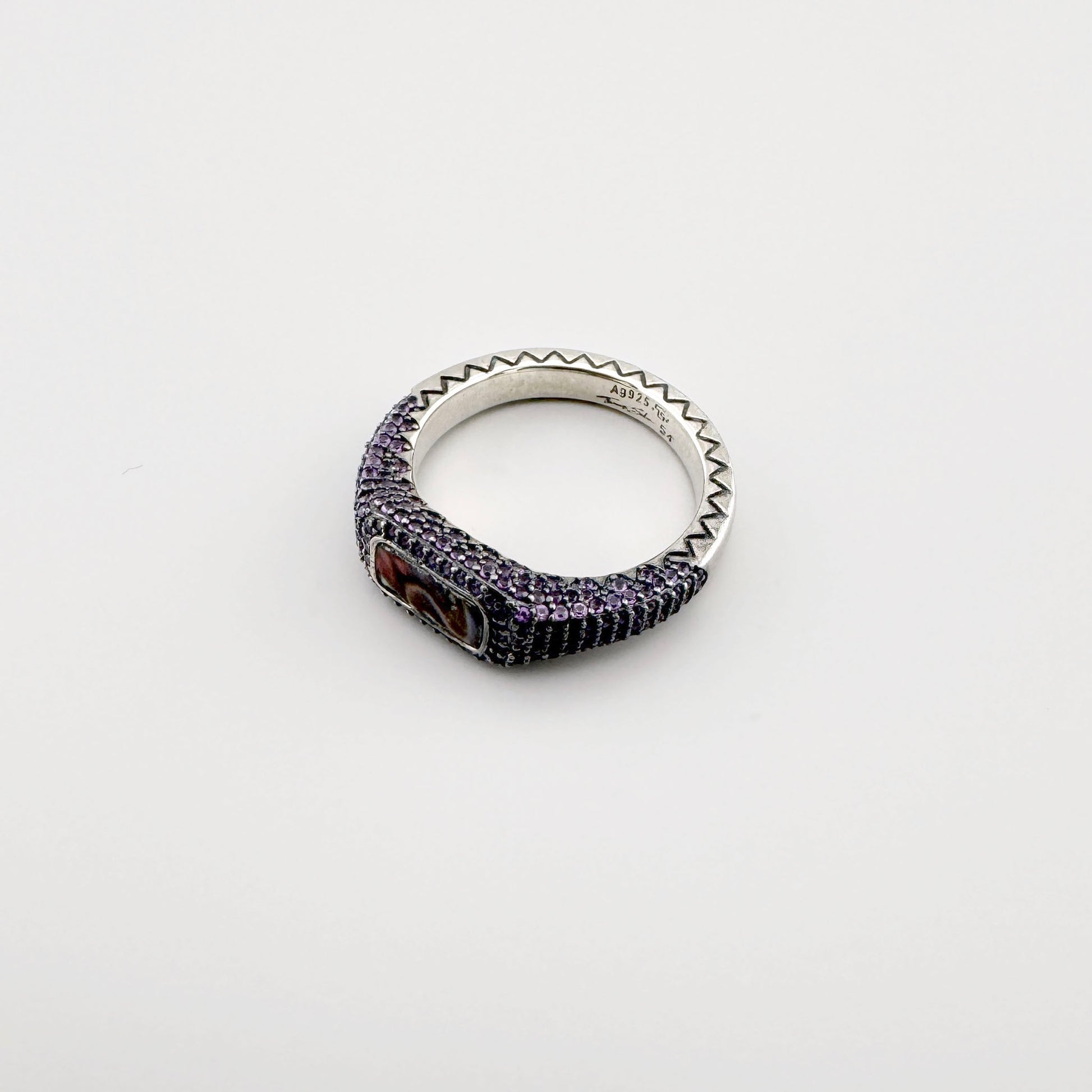Silberring von Thomas Sabo mit Perlmutt und pflaumenfarbenen Zirkonia in der Draufsicht